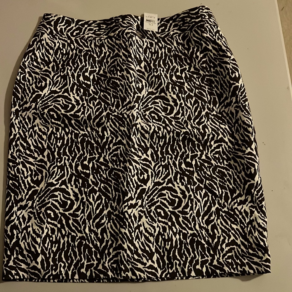 Loft size 10 NWT pencil skirt. Dark brown and cream print